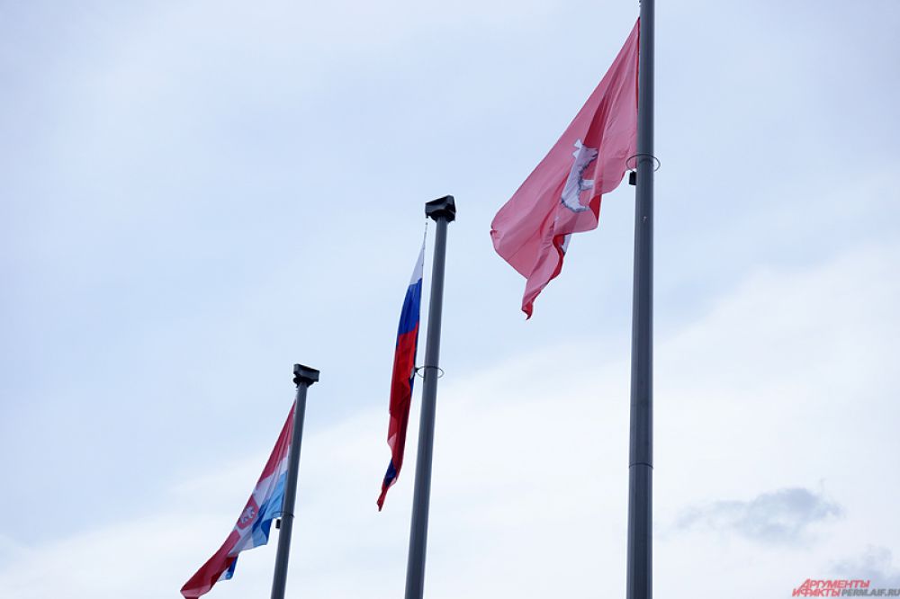 На эспланаде были подняты три флага – России, Пермского края и Перми.