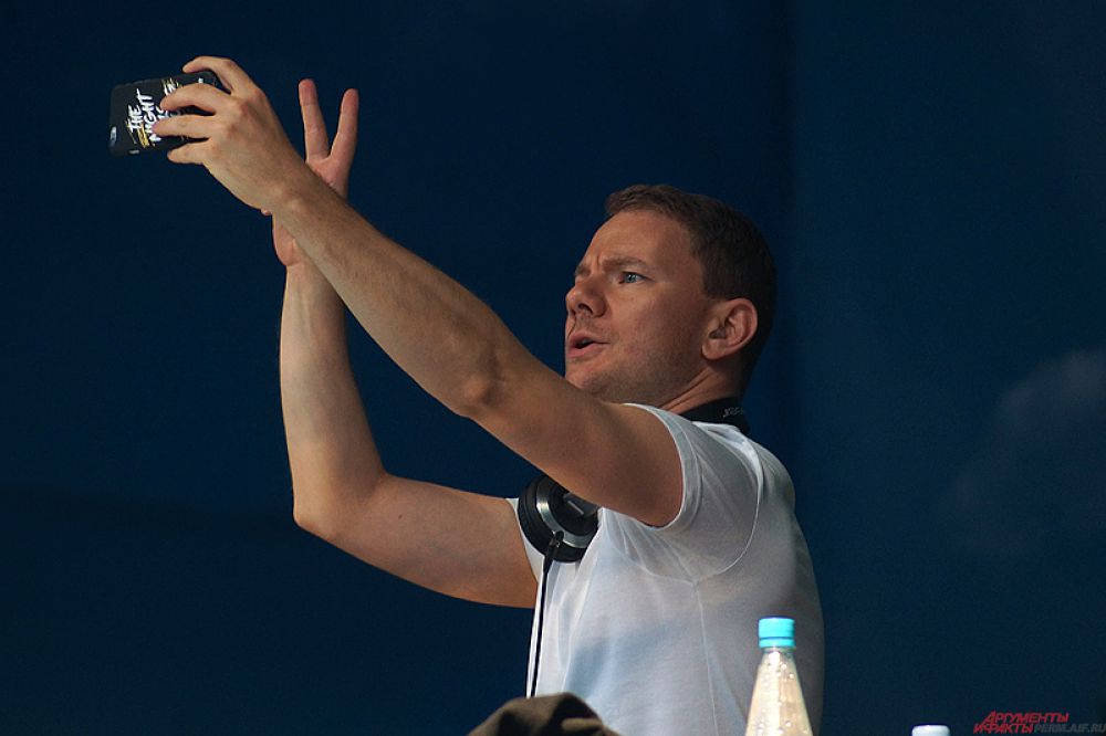 Диджей пару раз сделал селфи.