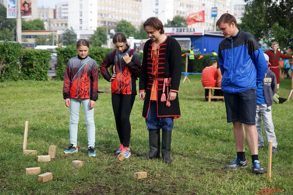 Со стороны улицы Попова находился сектор кузнечного мастерства «Горнило Сварога».