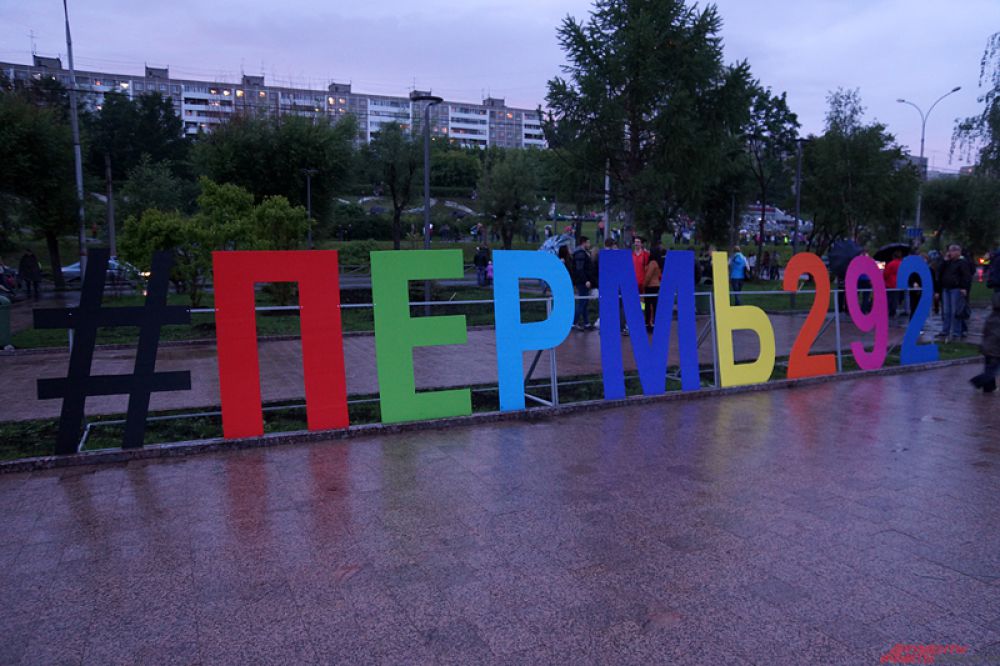 Арт-объект на площади перед Театром-Театром.