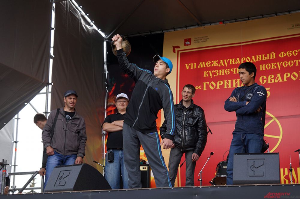 Соревнование силачей.