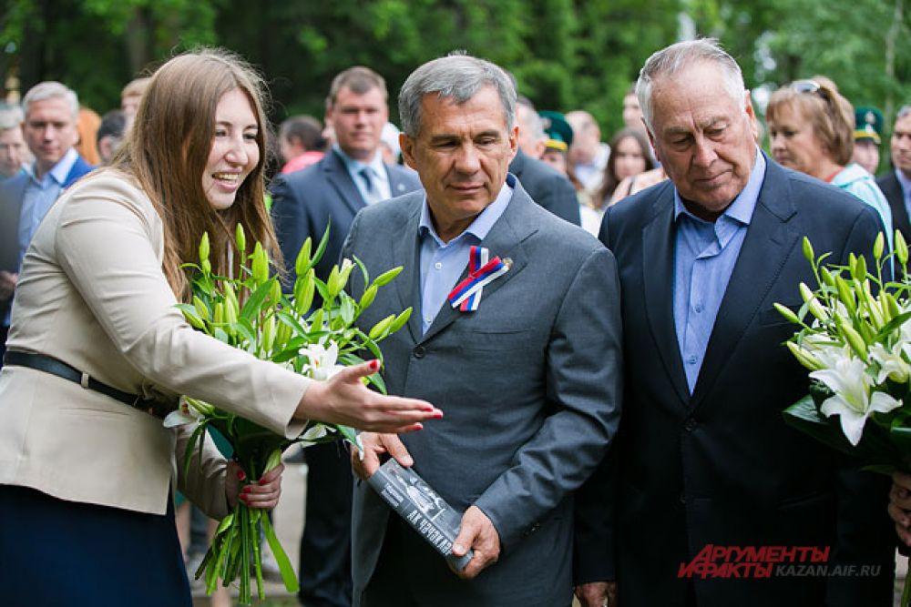 Внучка писателя Абдурахмана Абсалямова Альбина подарила президенту переизданный бестселлер "Белые цветы"