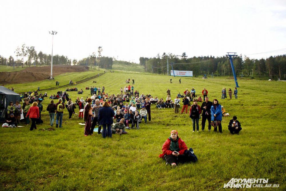 Незадолго до открытия, зрители занимают места на поляне перед главной сценой.
