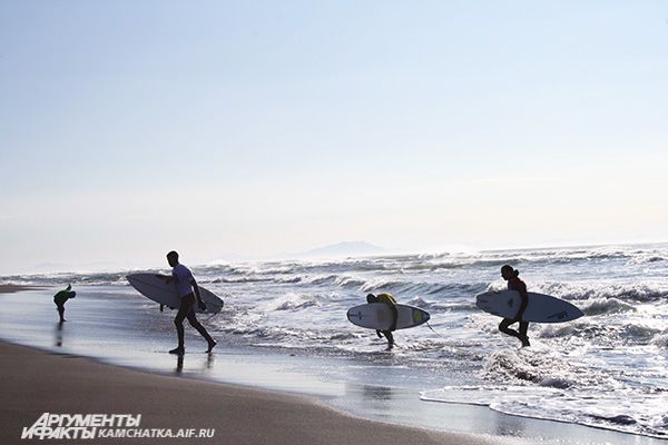 Сёрфингом занимаются на полуострове уже не первый год, и он стремительно набирает популярность.