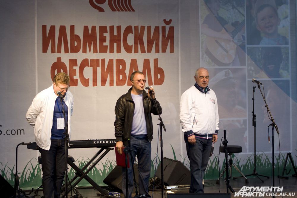 Открытие фестиваля. На сцене вице-спикер ЗСО Семен Мительман, министр культуры региона Алексей Бетехтин и глава Миасса Игорь Войнов