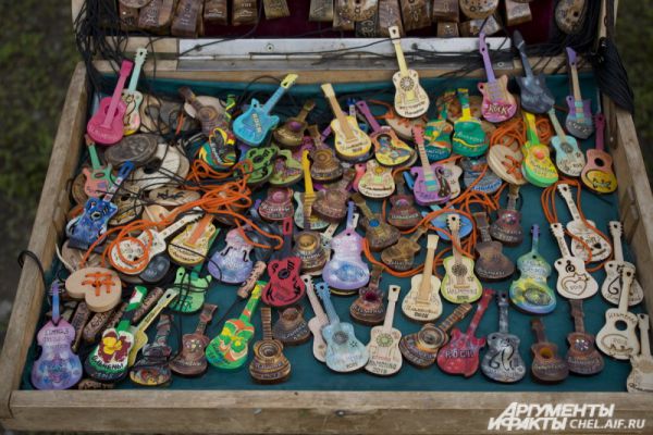 В память об «Ильменке» каждый желающий мог приобрести символ фестиваля - магнит в виде гитары.