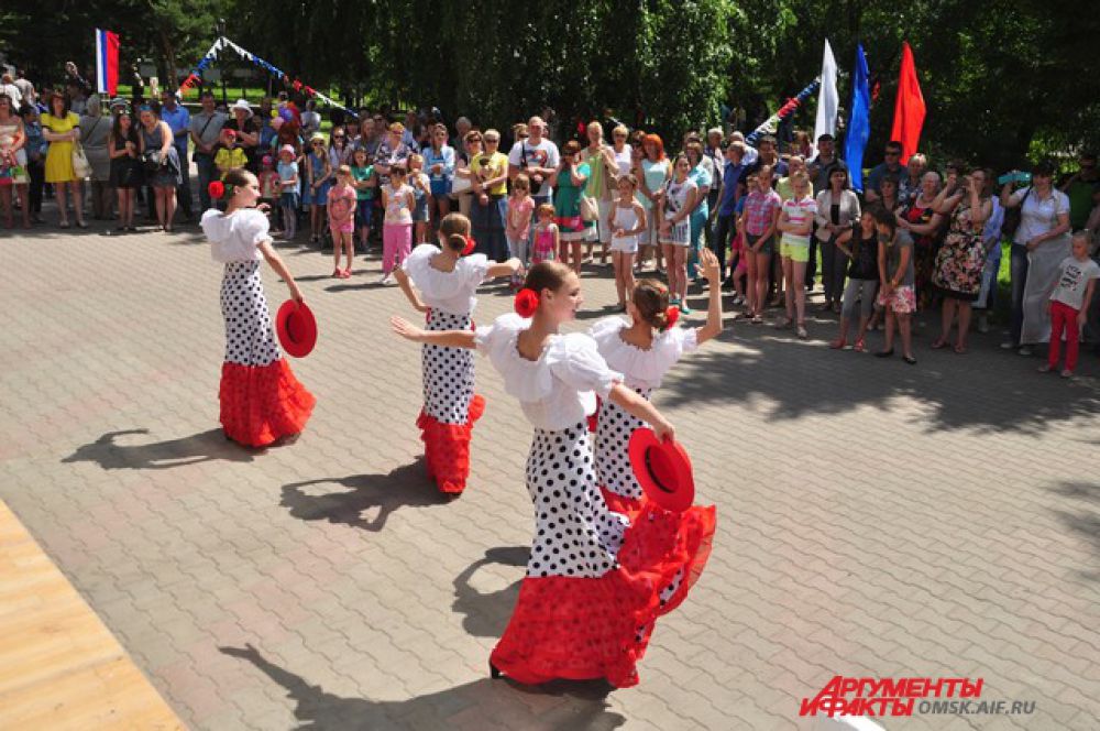 День России в Омске отпраздновали танцами.
