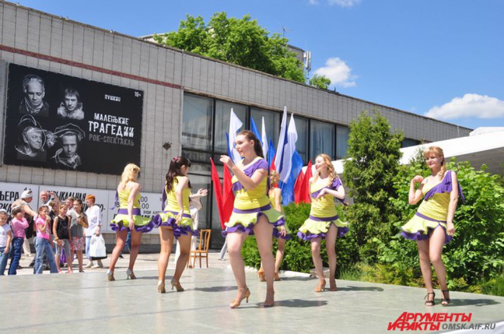 День России в Омске отпраздновали танцами.