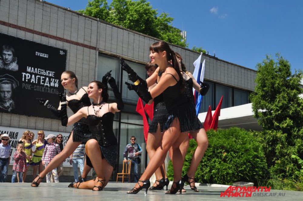 День России в Омске отпраздновали танцами.