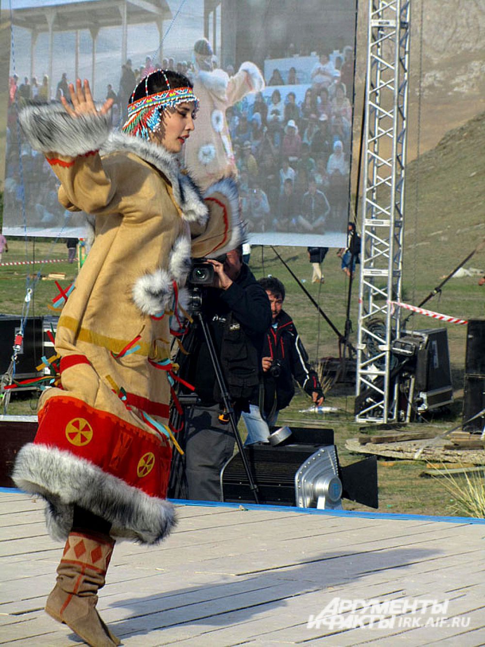 Участница из Якутии станцевала национальный эвенкийский танец.