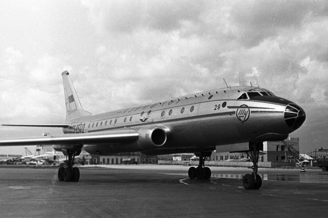 Реактивный самолет Ту-104.