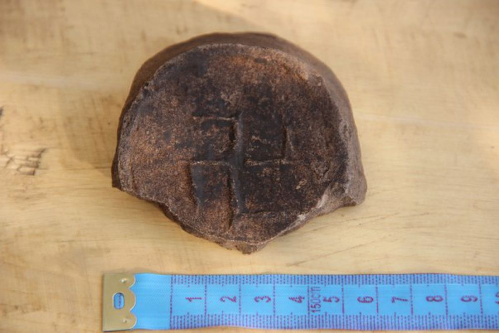 Донце глиняного сосуда (горшка) XIII-XIV вв. Внешняя часть. Клеймо.