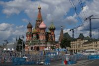 Сто тысяч москвичей и туристов, а с ними ещё 200 млн телезрителей наблюдали, как по самому сердцу Москвы гоняли электрокары.