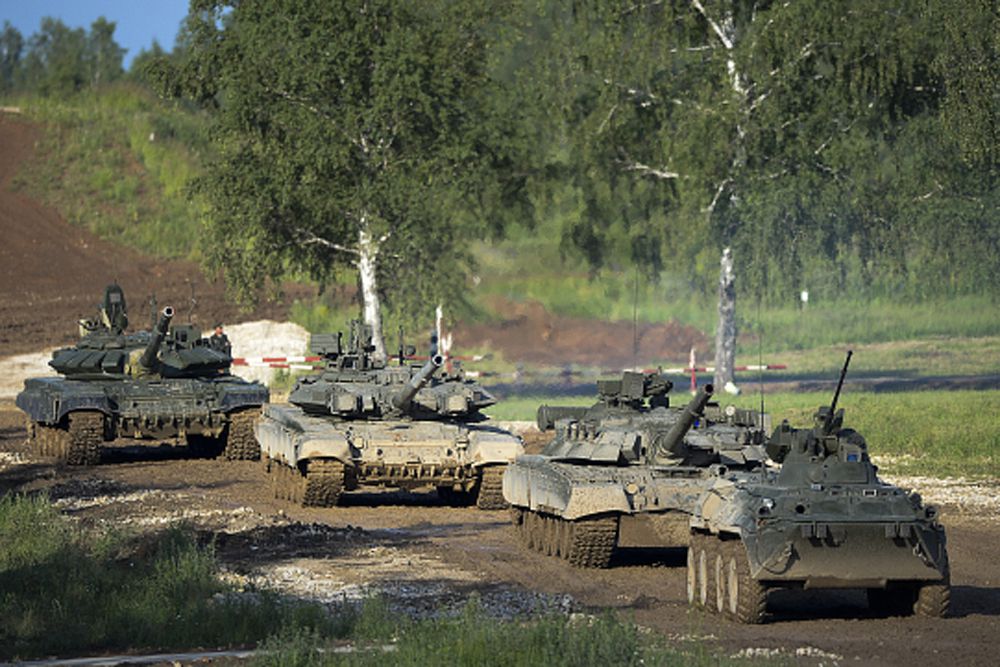 Колонна военной техники во время демонстрационной программы.