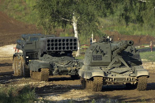 Колонна военной техники во время демонстрационной программы.