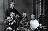 Александр II с Екатериной Долгоруковой и их детьми Георгием и Ольгой.