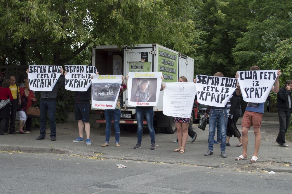 Как активисты пикетировали посольство США в Киеве