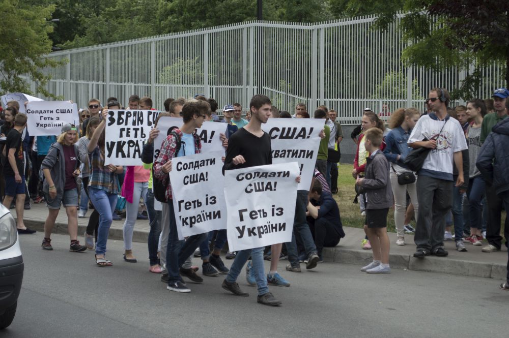 Как активисты пикетировали посольство США в Киеве