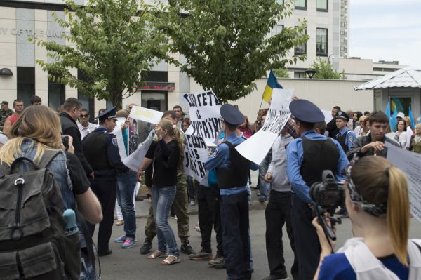 Как активисты пикетировали посольство США в Киеве