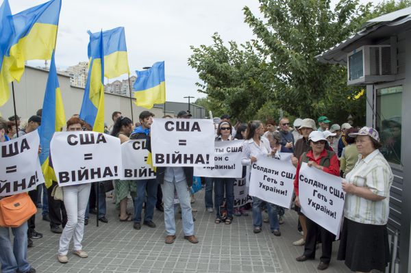 Как активисты пикетировали посольство США в Киеве