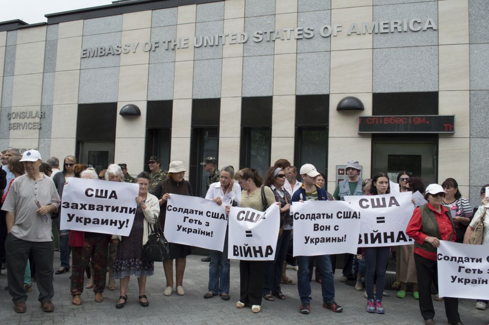 Как активисты пикетировали посольство США в Киеве