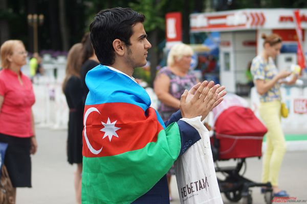 Зритель, пришедший поддержать команду из Азербайджана.