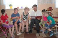 Виктор Дружинин находит время читать детям книги