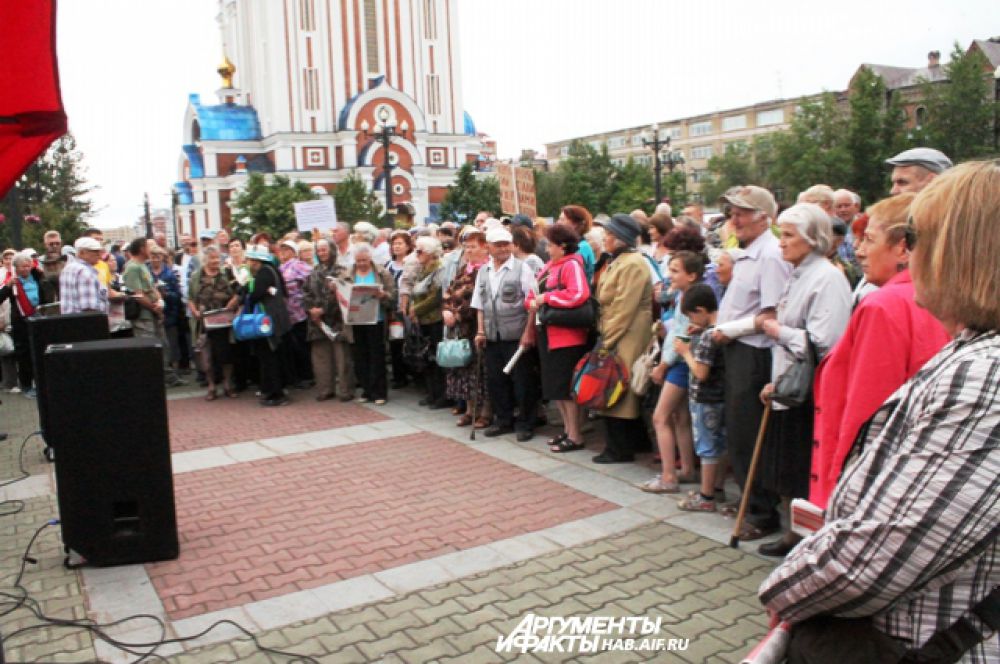 Большая часть площади была заполнена народом