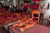 18 июня. Мясной рынок в городке Юлин, где 21 июня стартует ежегодный фестиваль собачьего мяса.