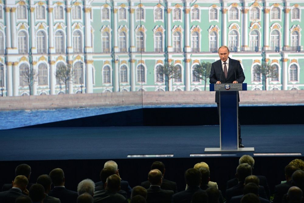 19 июня. Владимир Путин на пленарном заседании XIX Петербургского экономического форума.