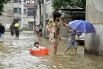 18 июня. Местные жители во время наводнения в Китае.