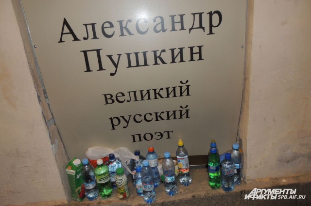 Полицейские отбирали у выпускников пластиковые бутылки.