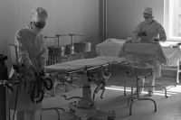Медицинский персонал готовит хирургический блок к операции, 1963 год.