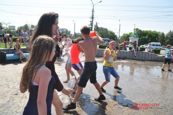 В Омске прошёл флешмоб «Обливашки».