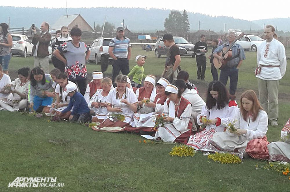 Во время праздника женщины садятся в круг и плетут венки.