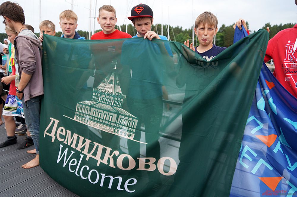 Организаторами Чемпионата выступили Пермская краевая федерация парусного спорта, Пермский яхтенный центр и санаторий «Демидково». Партнерами регаты стали соки Dario, магазины «Золотая роза» и «Драгоценная орхидея», сервис личных водителей Wheely, фитнес-центр «Колизей» и фитнес-студия «Стиль Жи», также модный дом Ольги Санниковой WOLGA, а также спа-салон «7 красок» и центр культуры жизни «Жива».