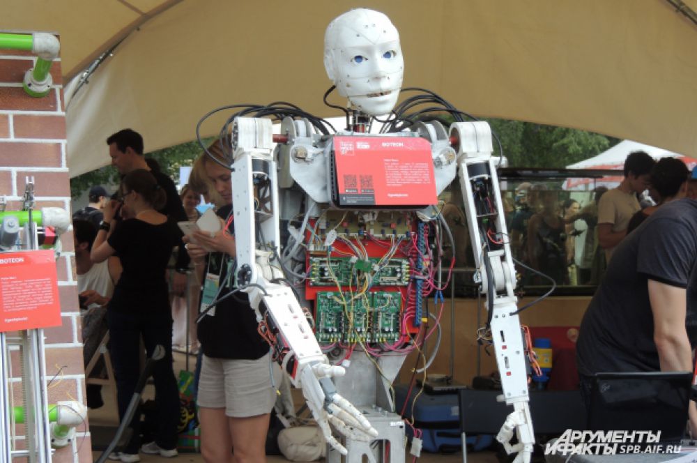 Современные роботы выглядят почти как человек.
