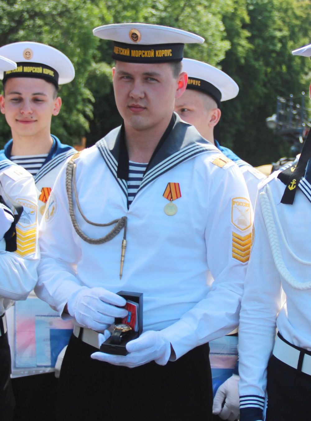 Кадету Максиму Алексеенко была вручена необычная награда — серебряные часы с изображение эполеты адмирала Анжу.