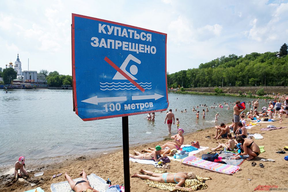 Несмотря на запрет купания, пермяки не брезгуют окунуться в прохладную воду.