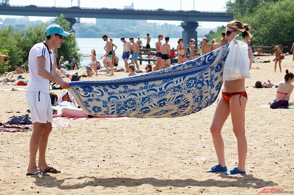 Пермяки принесли с собой на пляж кальяны, закуски и воду. Расстелив на песке полотенце, люди проводят здесь по 2-3 часа.