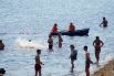 Спасатели патрулируют акваторию Камы на лодке. 