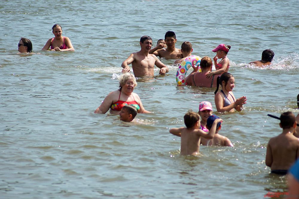 Больше всего в воде плескается, конечно, детворы.