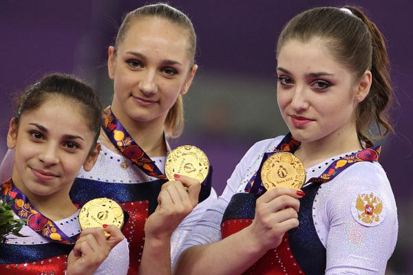Седа Тутхалян, Виктория Комова и Алия Мустафина выиграли командное золото в соревнованиях по спортивной гимнастике.