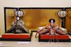 Императорские куклы, украшающие верх подиума в День девочек