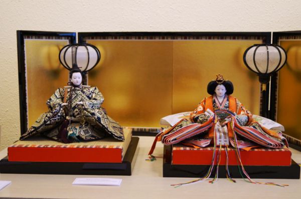 Императорские куклы, украшающие верх подиума в День девочек