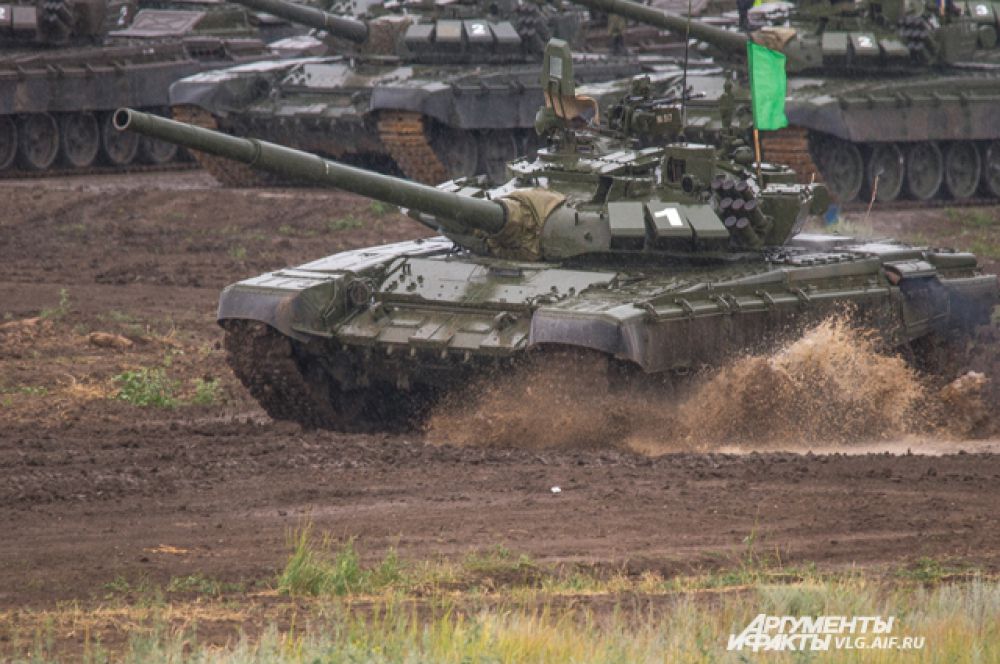 Команды каждого округа прибыли на полигон Прудбой на своих танках.