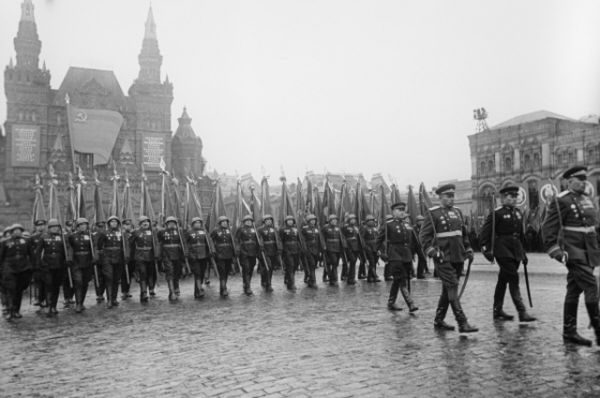 Торжественный марш сводного полка одного из фронтов на Параде Победы.