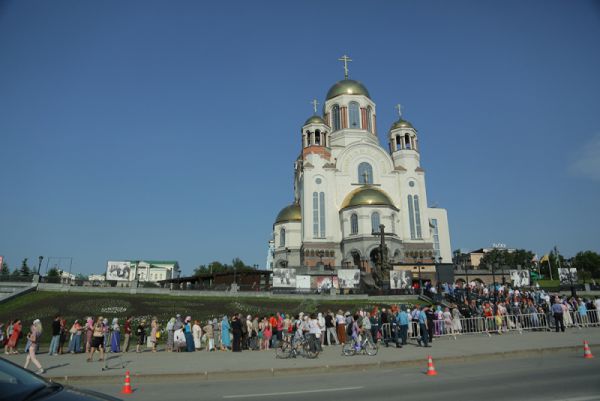 В дни пребывания мощей святого Георгия Победоносца в Екатеринбурге к храму выстраивалась очередь.