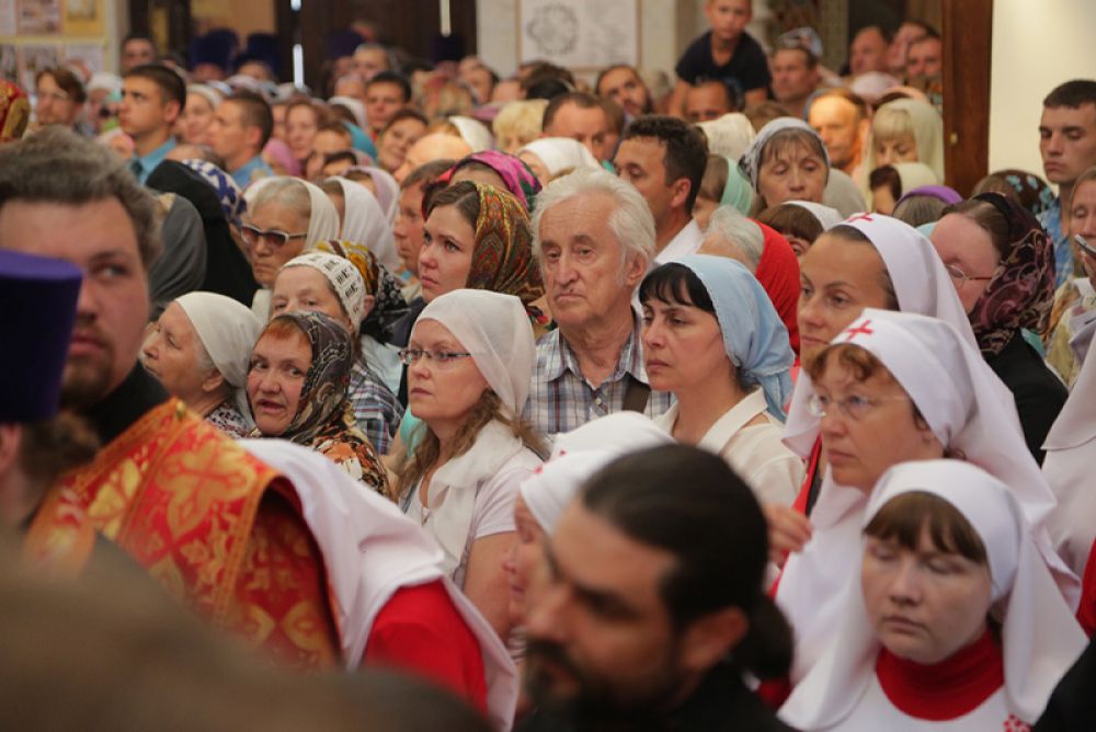 В Храме-на-Крови святыню встречали жители Екатеринбурга и других городов области.