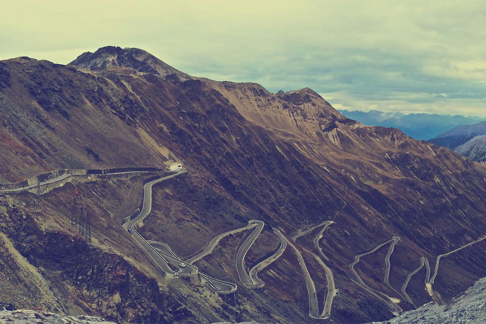 Одна из самых извилистых дорог в мире находится в Италии и носит название Stelvio Pass. «Королева зигзагов» расположена в горах на высоте 2500 м. Она была проложена в 1820-1825 годах, ее главной задачей было соединить Ломбардию с остальной Австрией, и до конца Первой мировой войны она играла роль границы между Италией и Австро-Венгрией. Горное шоссе ведет к перевалу Прато, расположенному на высоте 2757 м над уровнем моря.
